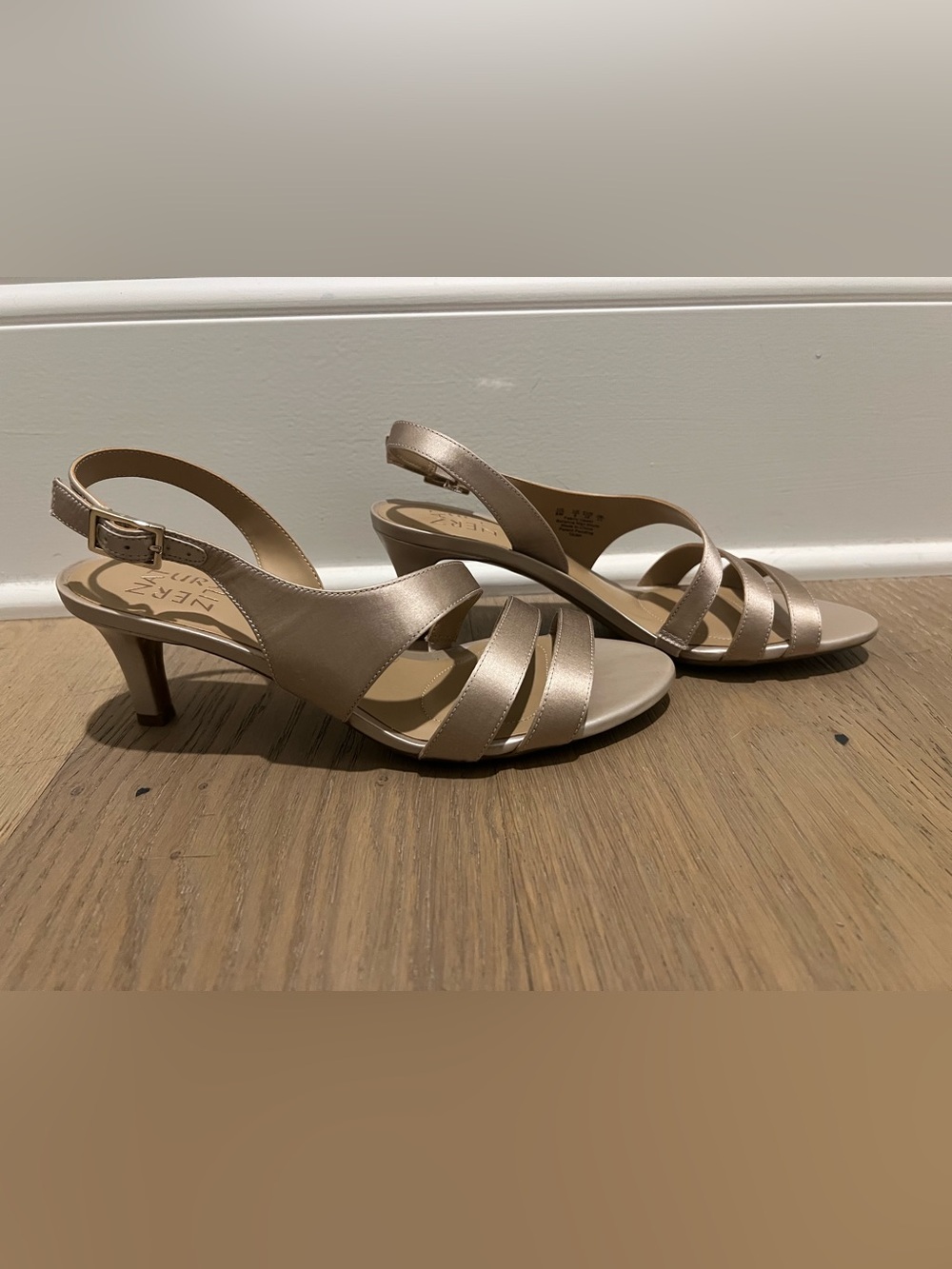 NATURALIZER  Satin Gold Slingback heels. NIB